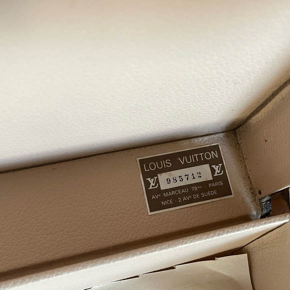 Vintage Louis Vuitton trunk with dividers and tray. 28x18x9 “. Mint condition. - Picture 13 of 15